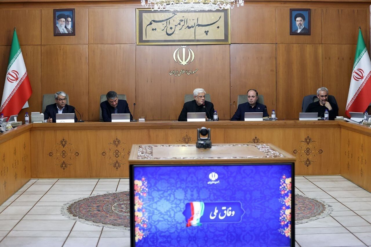 عارف: نوسان روزانه قیمت‌ها بیش از گرانی، مردم را تحت فشار روانی قرار داده است
