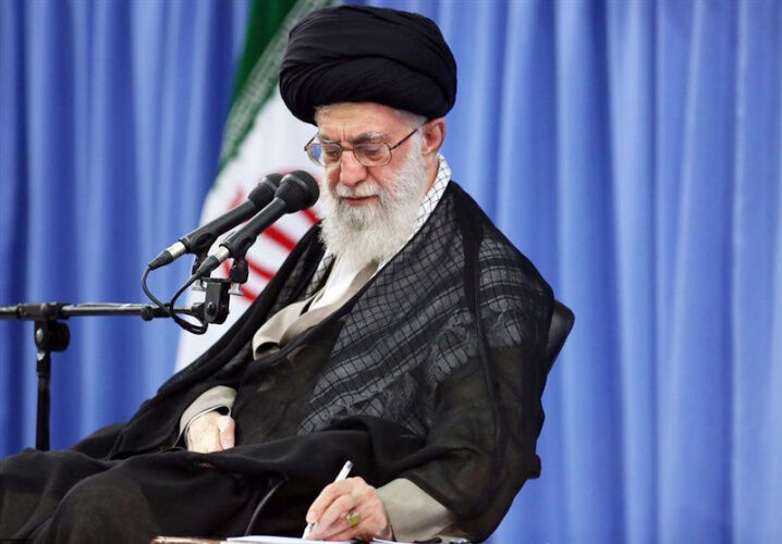 صف‌های نماز جماعت، صفوف به هم پیوسته‌ فعالیت‌های اجتماعی را پدید می‌آورد