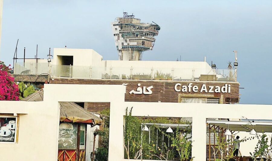 گزارش روزنامه اعتماد از یک کتابخانه و یک کافه کتاب در چابهار که در روزهای جنگ پناه کودکان شدند / بشر چرا بمب و موشک آفرید؟