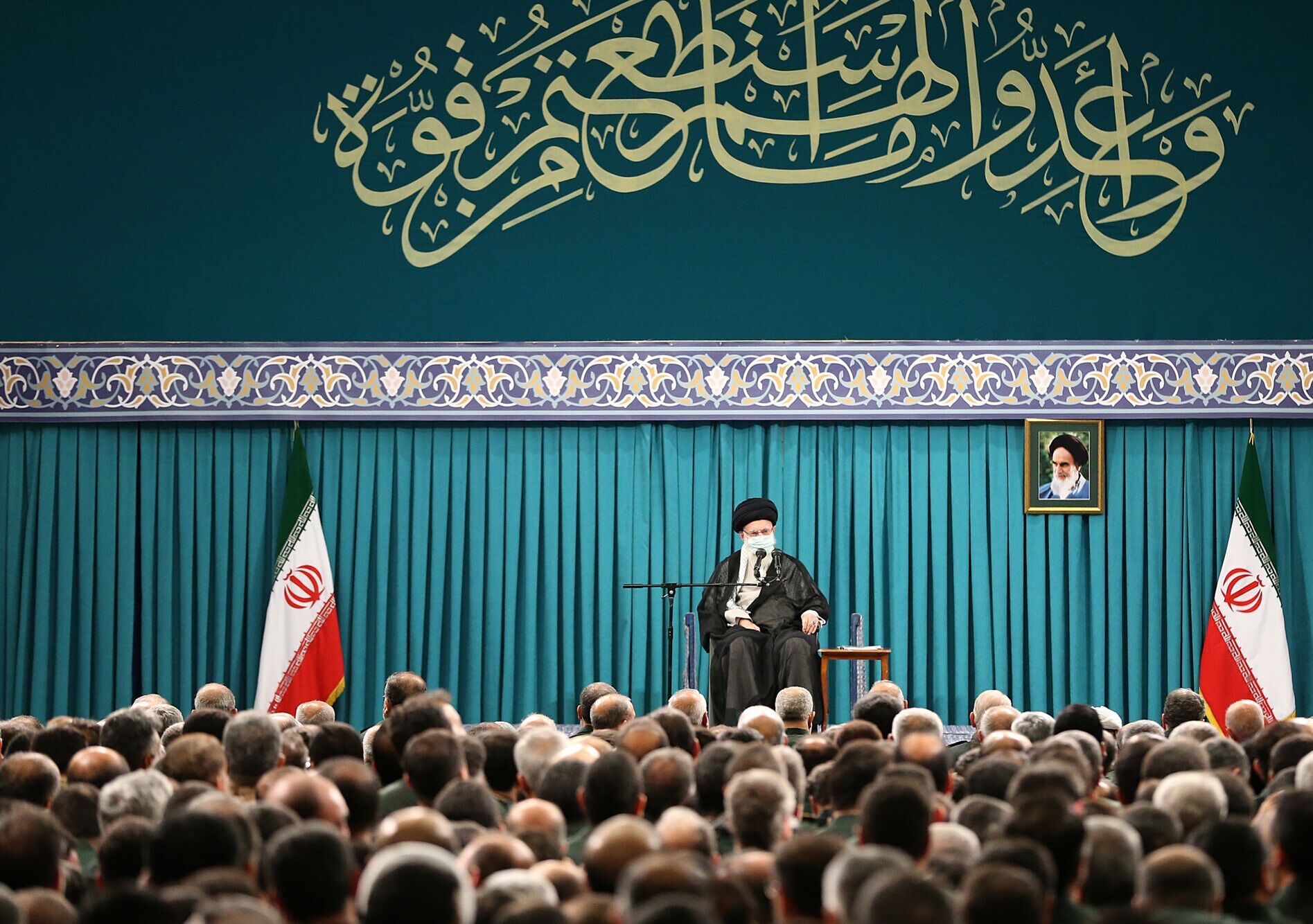 اولین تصاویر از دیدار رهبر انقلاب با فرماندهان سپاه