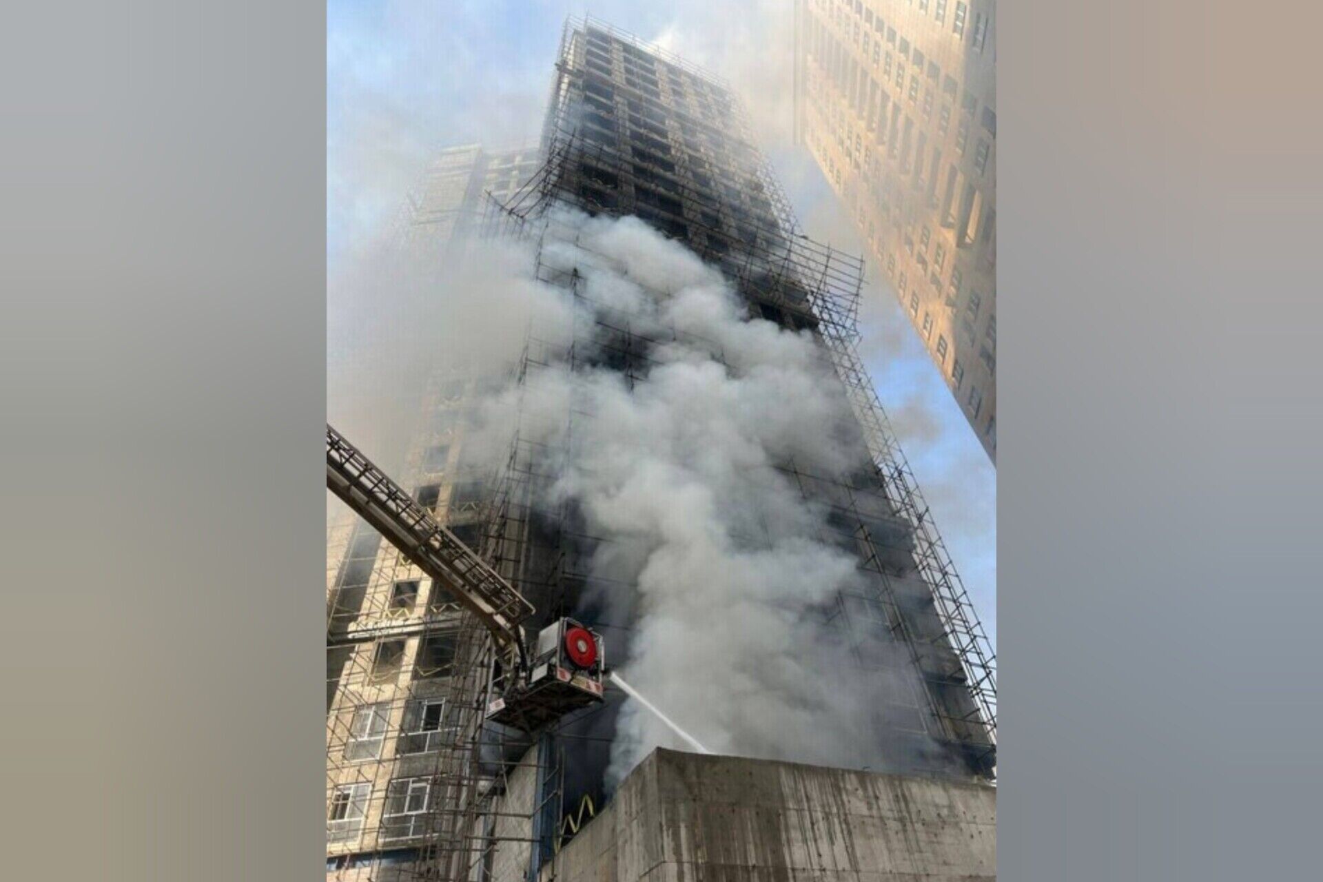 وقوع حریق در یک برج ۲۰ طبقه در حال ساخت در انتهای بزرگراه همدانی/ انتقال بیش از ۳۰ نفر از به محل امن