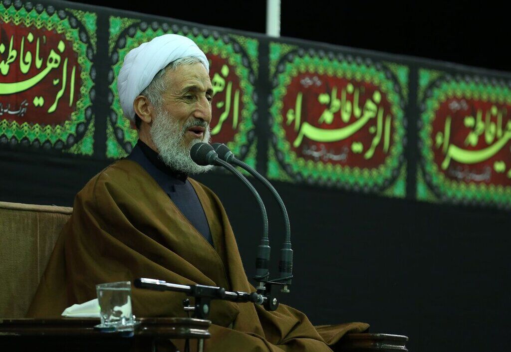 مسئولان اشتباهاتی کردند؛ اما امام و رهبری اشتباه نکردند چون تقوا دارند