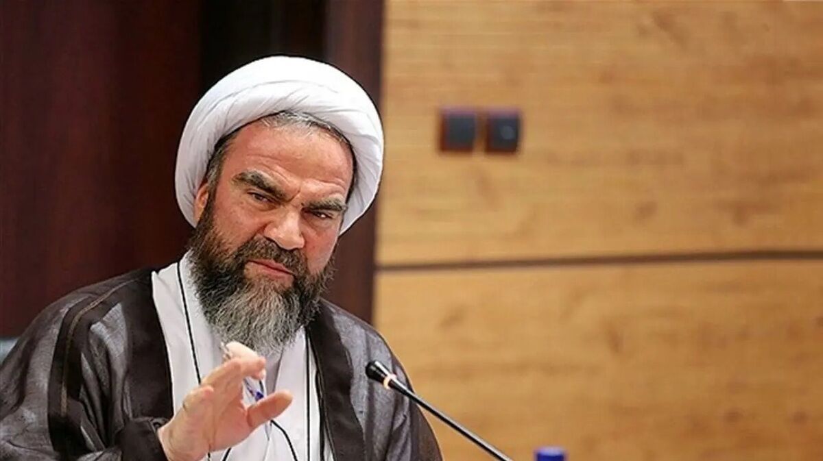 انتقاد آیت الله غرویان از «بلاگر شدن روحانیون»؛ زشت است طلبه با لباس روحانیت کنار خیابان ساندویچ بخورد، ساندویچ خوردن مشکلی ندارد اما در ملأعام نباید این کارها را بکنند