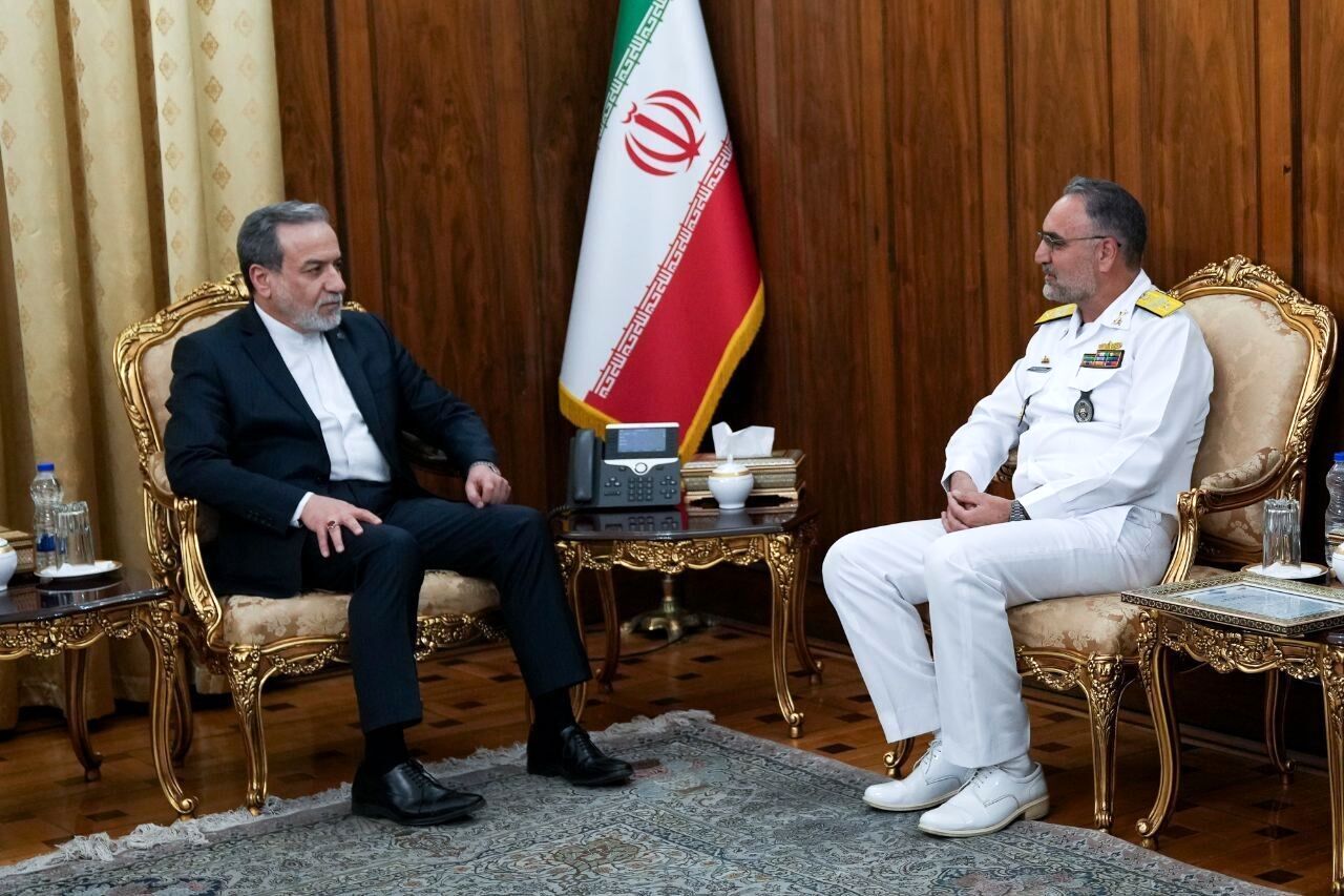 دیدار جانشین فرمانده نیروی دریایی ارتش با وزیر خارجه/ عراقچی: اقتدار رزمندگان ارتش و سپاه پشتوانه‌ای محکم برای صیانت از منافع ملی در دستگاه دیپلماسی است