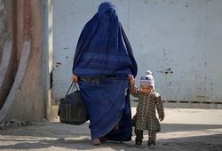 گزارش اعتماد از برخورد خشونت‌بار طالبان با زنان / در میان زنانی که طالبان به خاطر حجاب دستگیر کرده حتی یک نفر بدون روسری نیست / طالبان به دنبال اجباری کردن برقع است