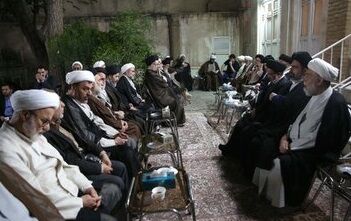 تصاویری از نوه‌ها و نتیجه‌های امام در مراسم فوت همسر آیت‌الله سیدمصطفی خمینی + عکس