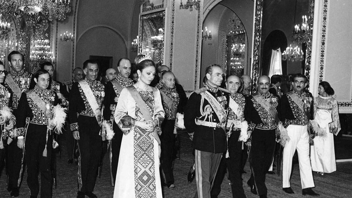 امیرعباس هویدا؛ بلاگردان شاه