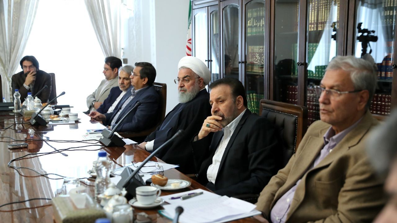 کدام یک از اقتصاددانان به دیدار روحانی رفتند؟/ بعضی از امضاکنندگان نامه به رئیس‌جمهور به جلسه دعوت نشدند/ علی ربیعی مدیر جلسه بود/ جهانگیری غایب دیدار اقتصاددانان با روحانی