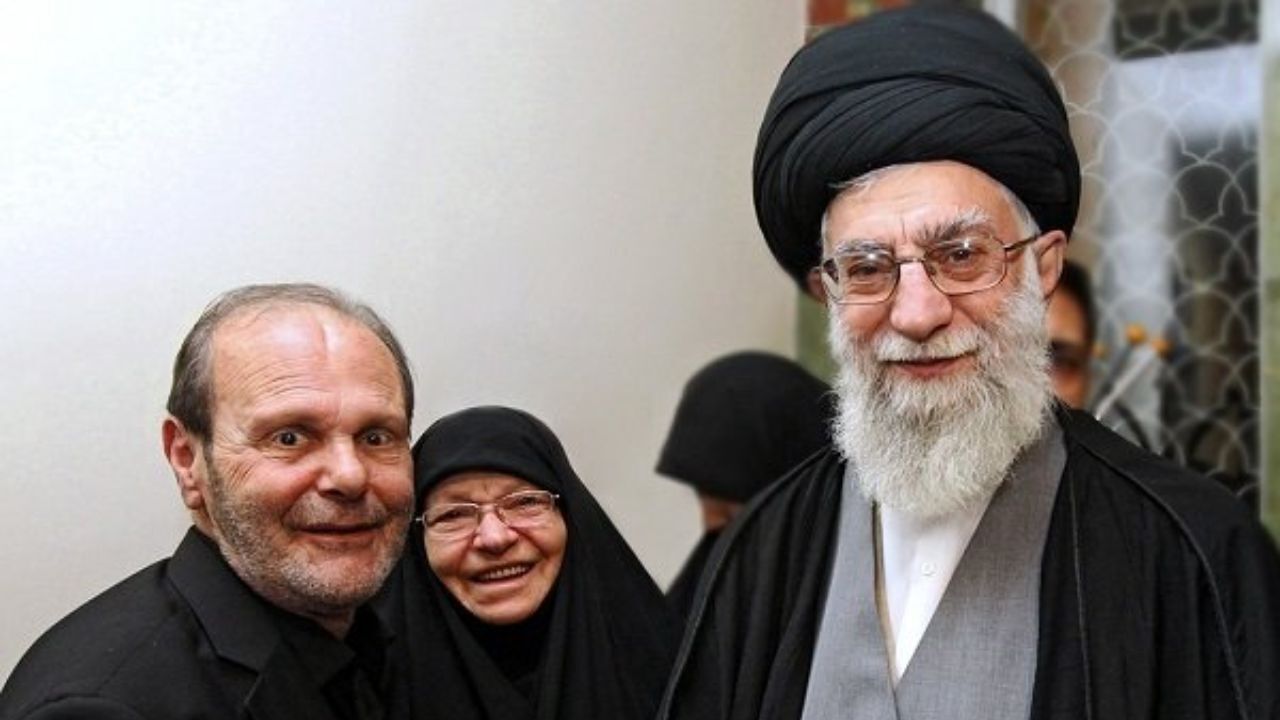 اهدای تصویر رهبر انقلاب و پدر و مادر شهیدمغنیه به خانواده شهید