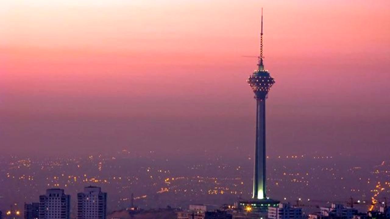 قرمز شدن برج میلاد به مناسبت فینال لیگ قهرمانان آسیا