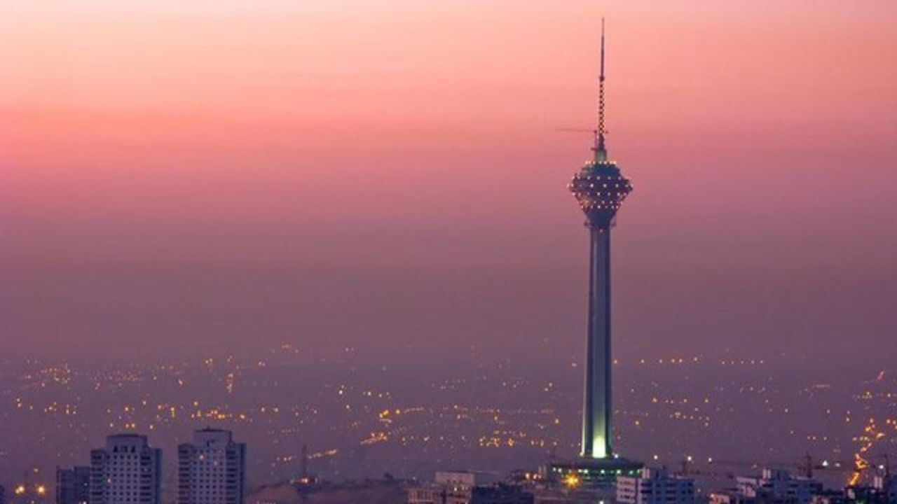 قرمز شدن برج میلاد به مناسبت فینال لیگ قهرمانان آسیا