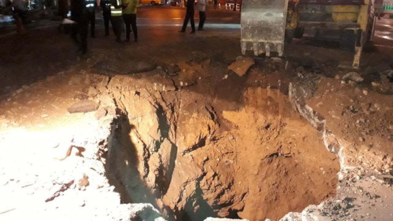 بازگشایی چهار راه مولوی با تلاش 8 ساعته شهرداری