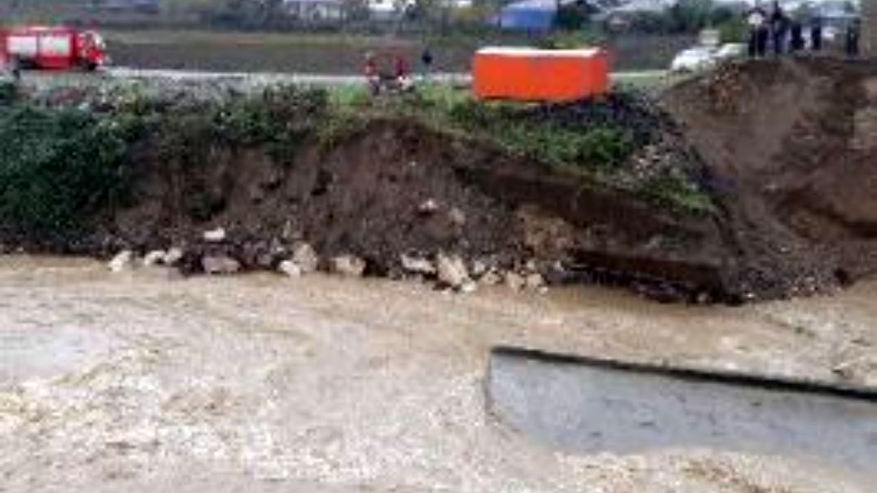 سقوط خودرو با 4 سرنشین به داخل رودخانه