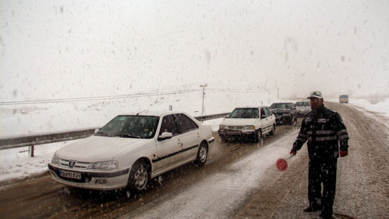 امداد رسانی به 60 خودرو گرفتار در گردنه اسدآباد