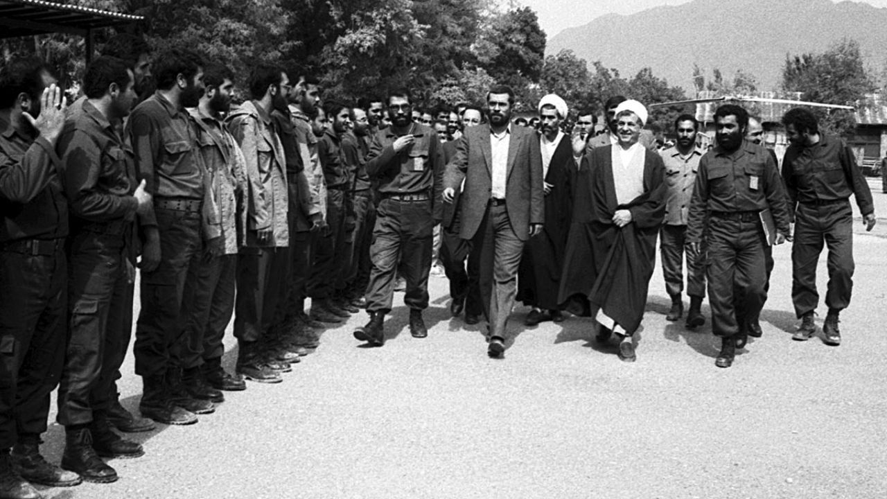  آیا مستند «هاشمی زنده است» تحریف تاریخ است؟/ هزینه میلیاردی چند دانشجو برای ساخت یک مستند/ ساخت این مستند از سوی ارگان‌های خاص به صورت سفارشی ساخته شده بود