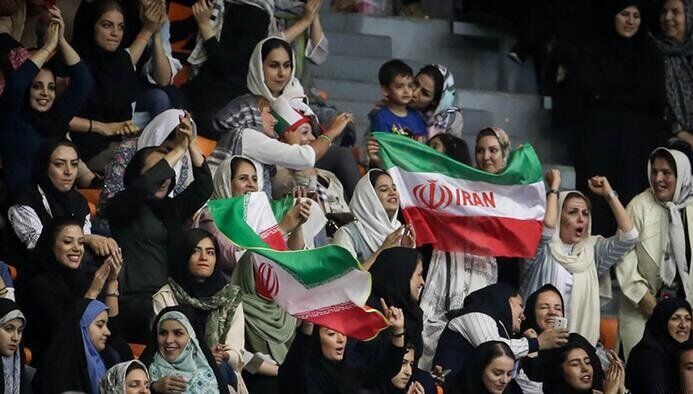 زنان می‌توانند وارد ورزشگاه شوند