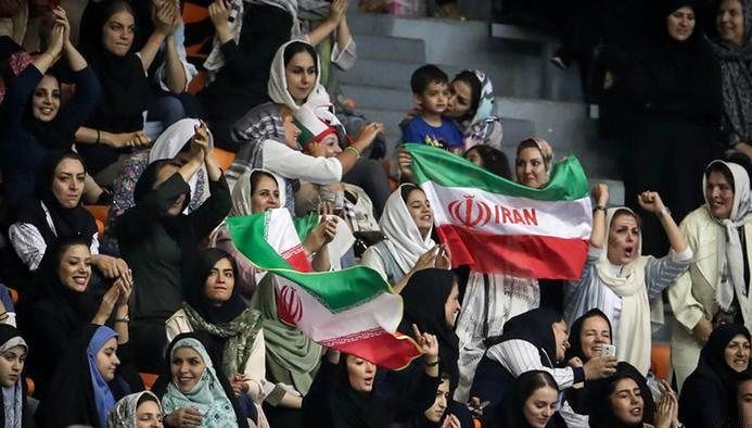 زنان می‌توانند وارد ورزشگاه شوند