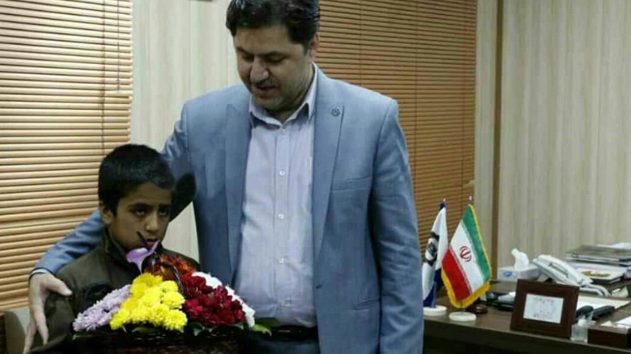 دلجویی شهردار کرمان از کودک گل‌فروش + عکس