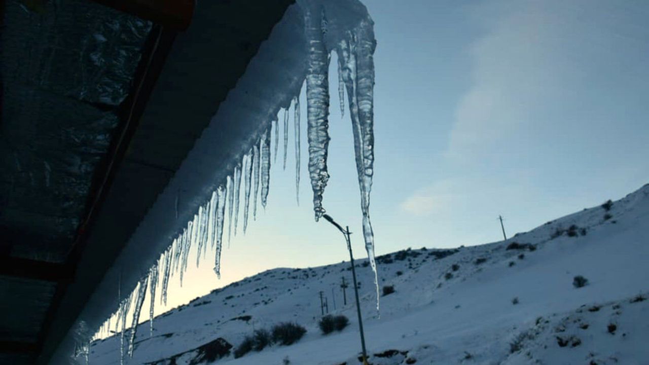 قندیل‌های یخی در گردنه حیران