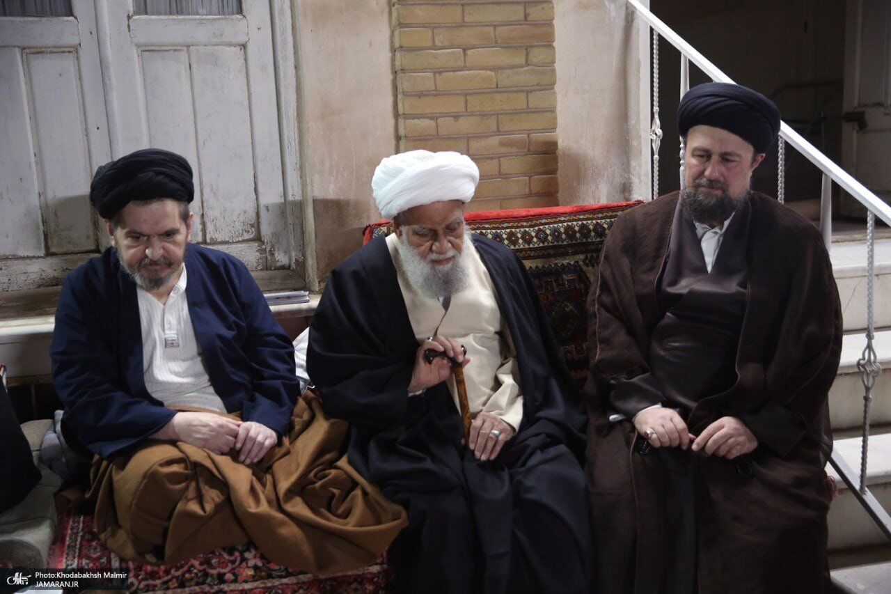 تصاویری از میزبانی سیدحسن خمینی و برادرش بعد از فوت عروس امام + عکس