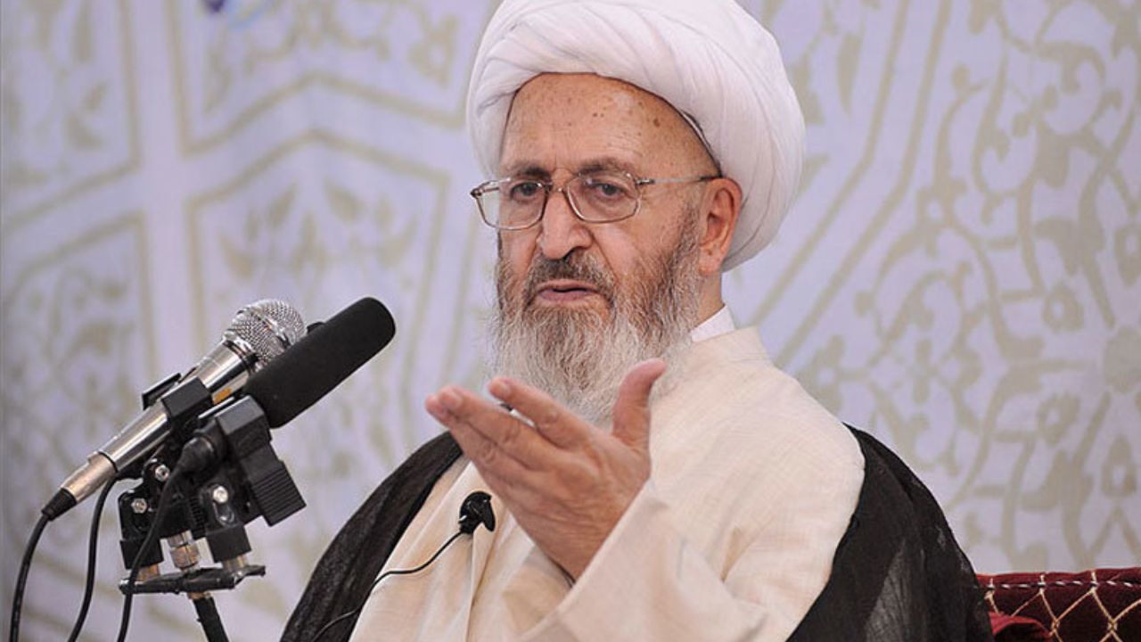 پلیس باید با زن بی‌حجاب برخورد کند و چادری بر سر او بیندازد