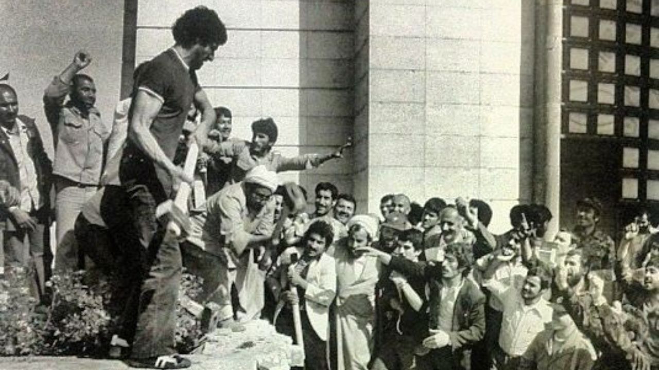 هرچه قبر رضاخان را کندند، حتی استخوان‌های او هم به دست نیامد