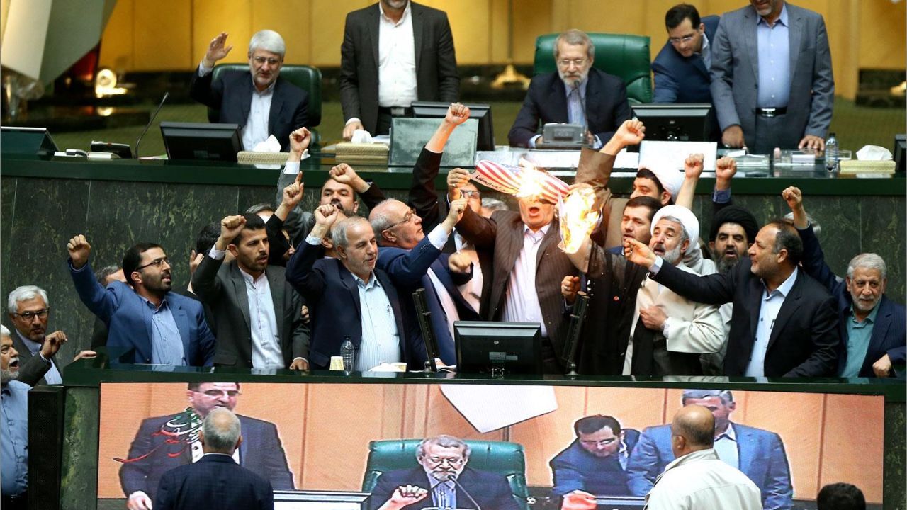 کوهکن: با افتخار پرچم و برجام را آتش زدم باز هم انجام می‌دهم/ پزشکیان: ما نمی‌توانیم سرخود برجام را آتش بزنیم