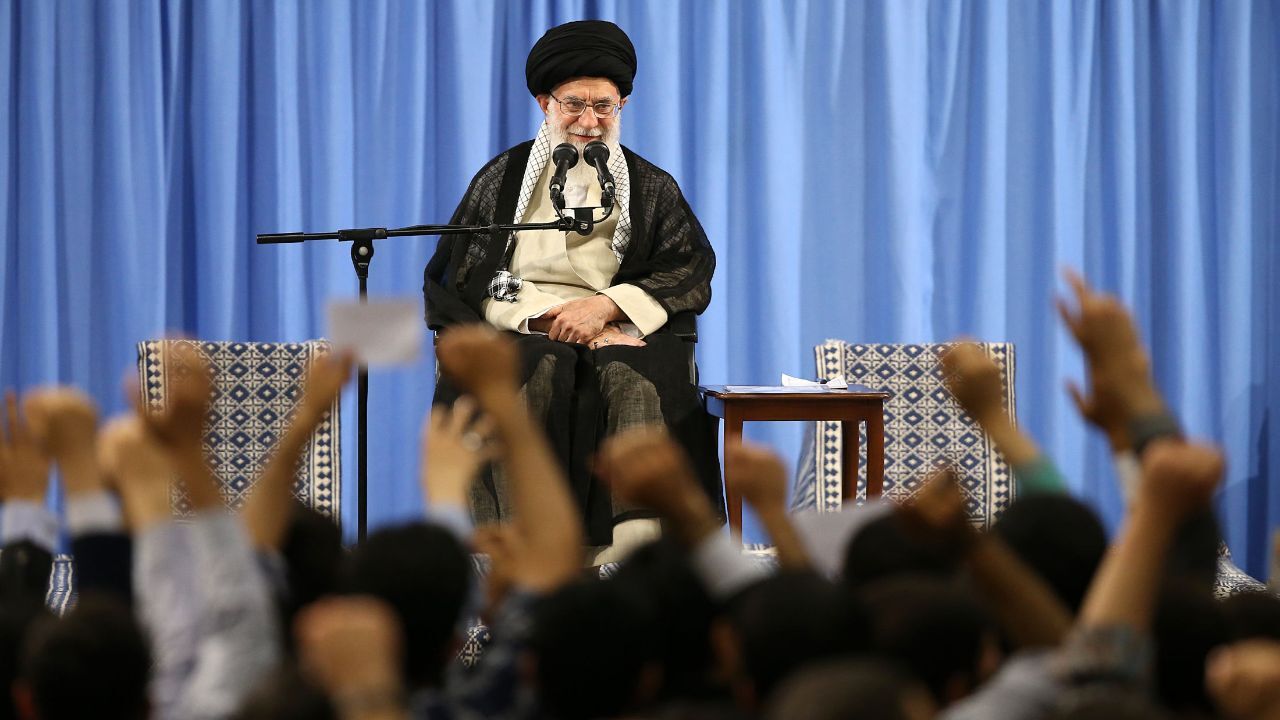 لشکر جوانان مؤمن و انقلابی وارد میدان مطالبه آرمان‌های انقلاب شوند/ بسیاری از اعتراض‌هایی که شما می‌کنید وارد است/ فردای کشور در دست شماست که امروز انتقاد می‌کنید