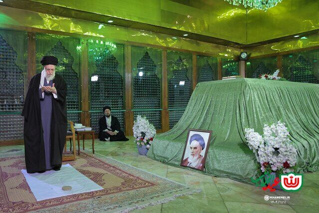 حضور حضرت آیت الله خامنه‌ای در مرقد بنیانگذار جمهوری اسلامی ایران