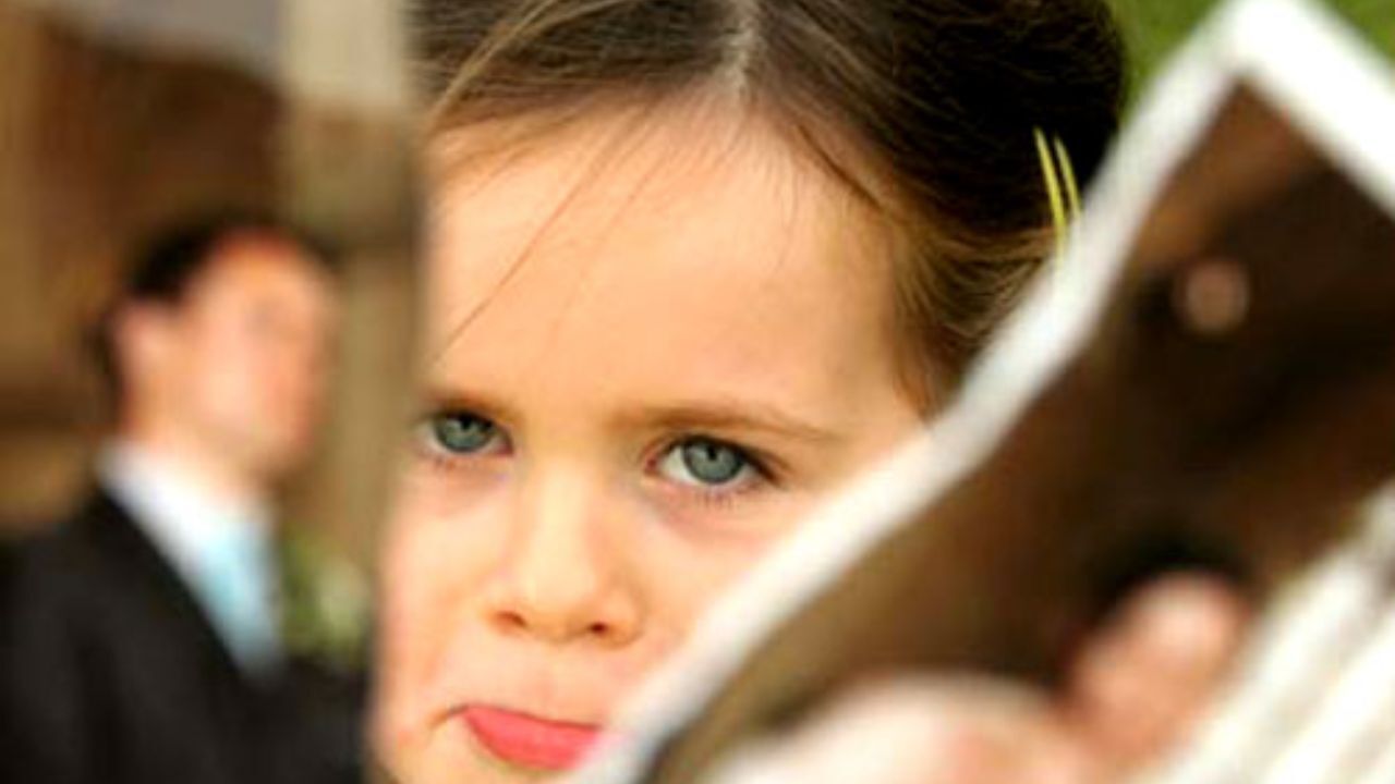 مسئولیت حضانت بچه‌ها بعد از طلاق بر عهده کدام یک از والدین است؟