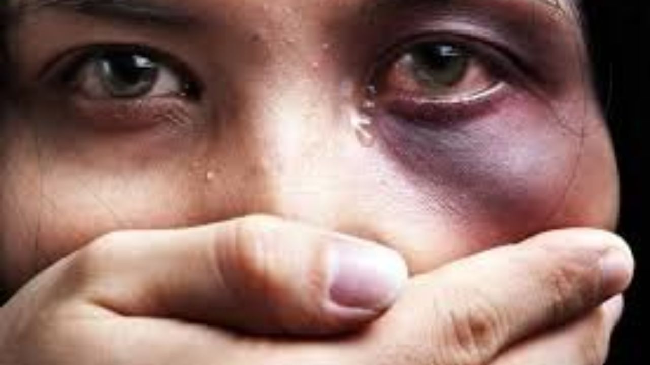 زنان آسیب‌دیده به خانه‌های امن مراجعه کنند