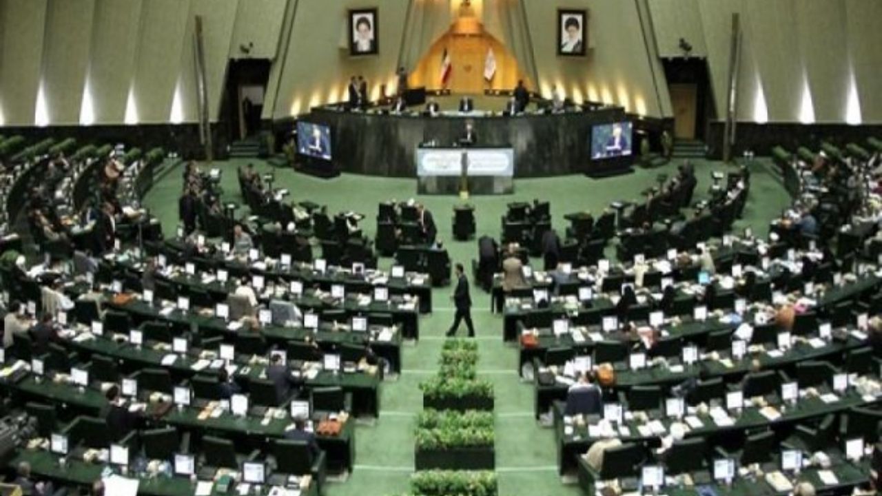 خالی کردن خزانه ارزی و پخش 50 تن طلا و سکه تناسبی با اقتصاد مقاومتی ندارد
