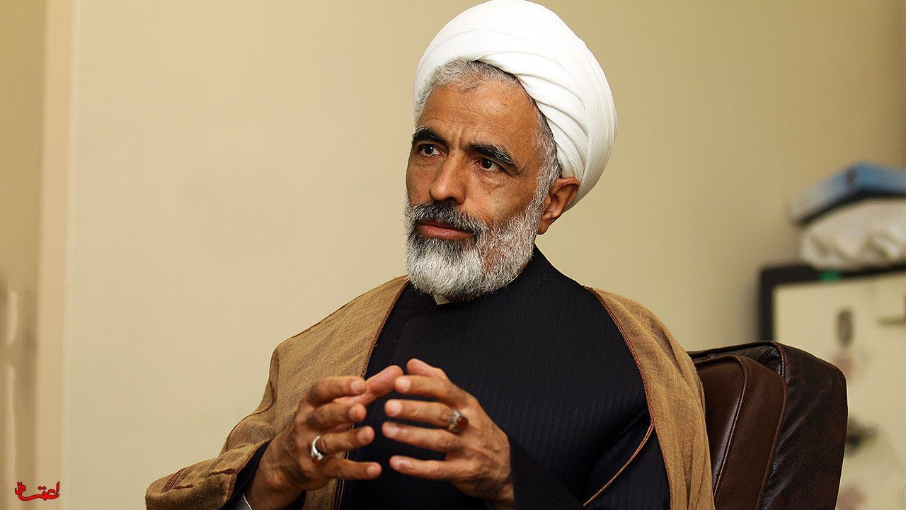 پلاکارد «استخر فرح در انتظارت» گمانه‌زنی‌ها در مورد فوت آیت‌الله هاشمی را نزدیک به واقعیت نشان می‌دهد