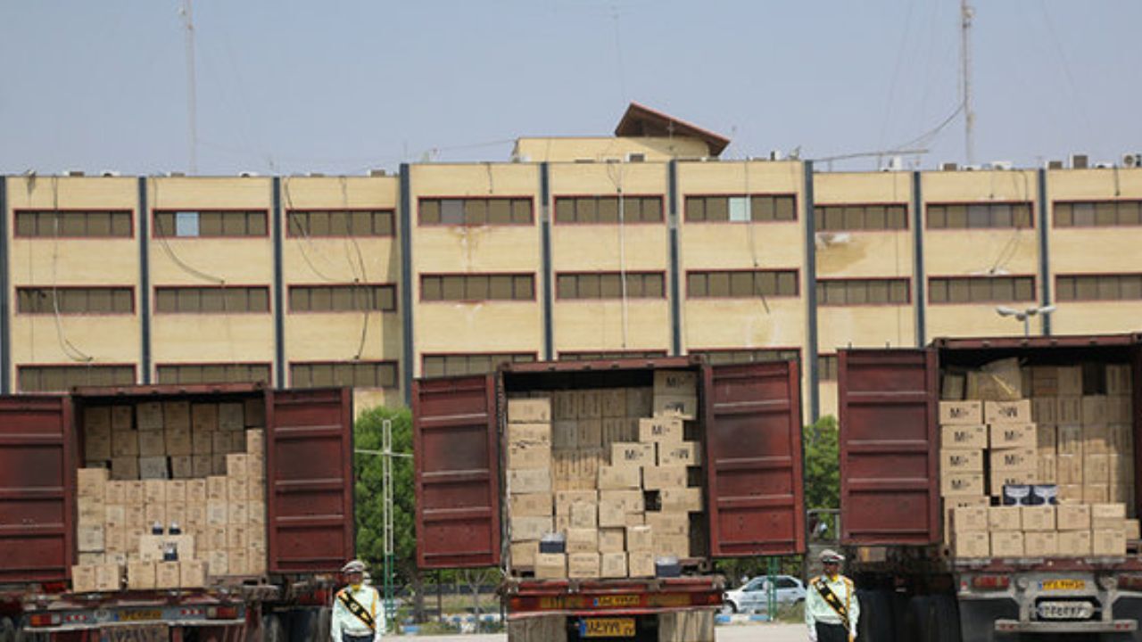 توقیف 4 دستگاه کانتینر حامل پارچه قاچاق در بندرعباس