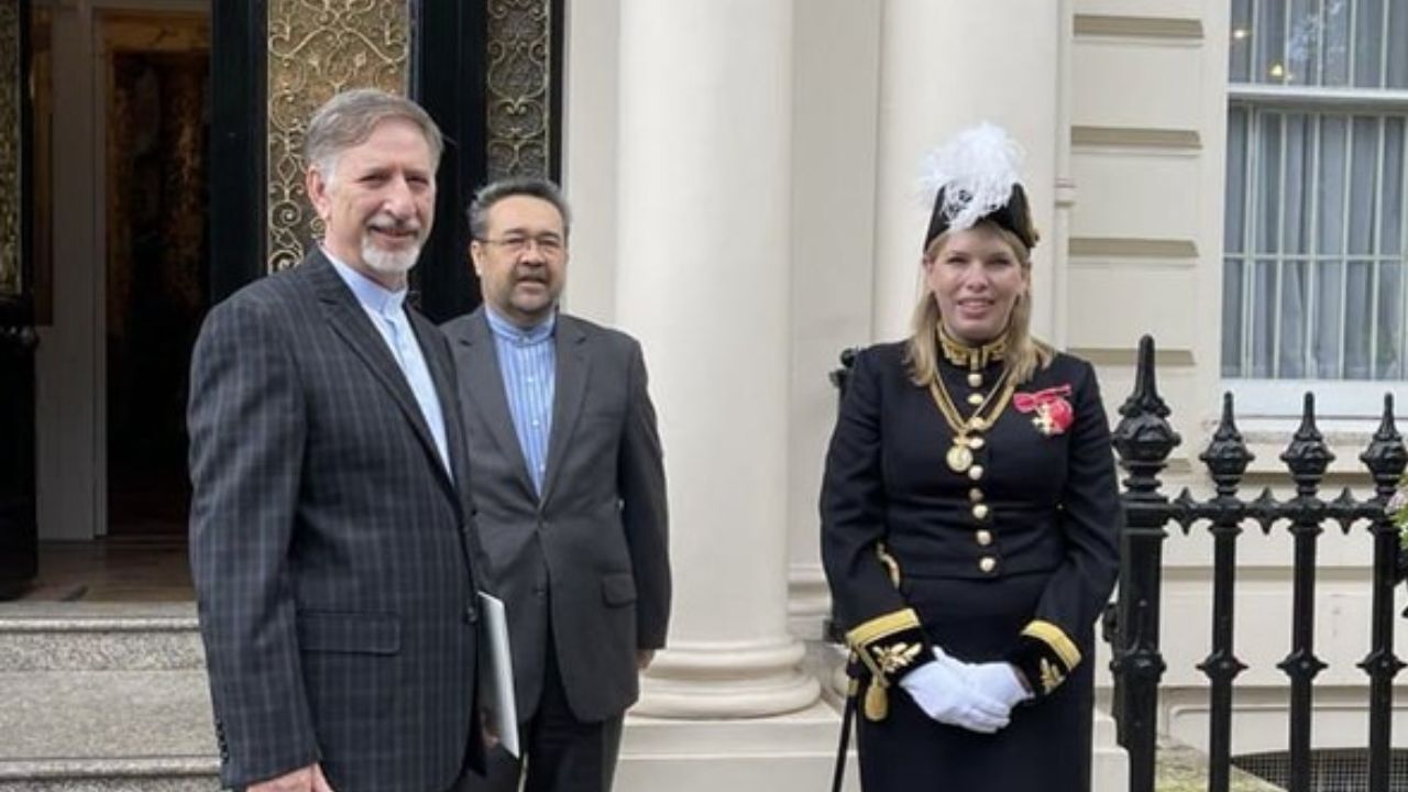 بهاروند استوارنامه خود را تسلیم ملکه انگلیس کرد