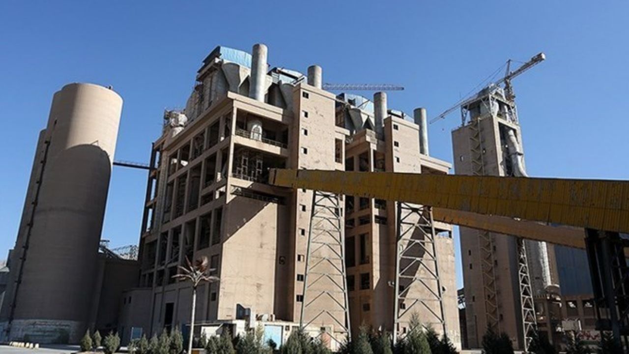 افزایش قیمت سیمان در بازار به دلیل کمبود عرضه/ اختلاف قیمت بورس و بازار در جیب دلالان