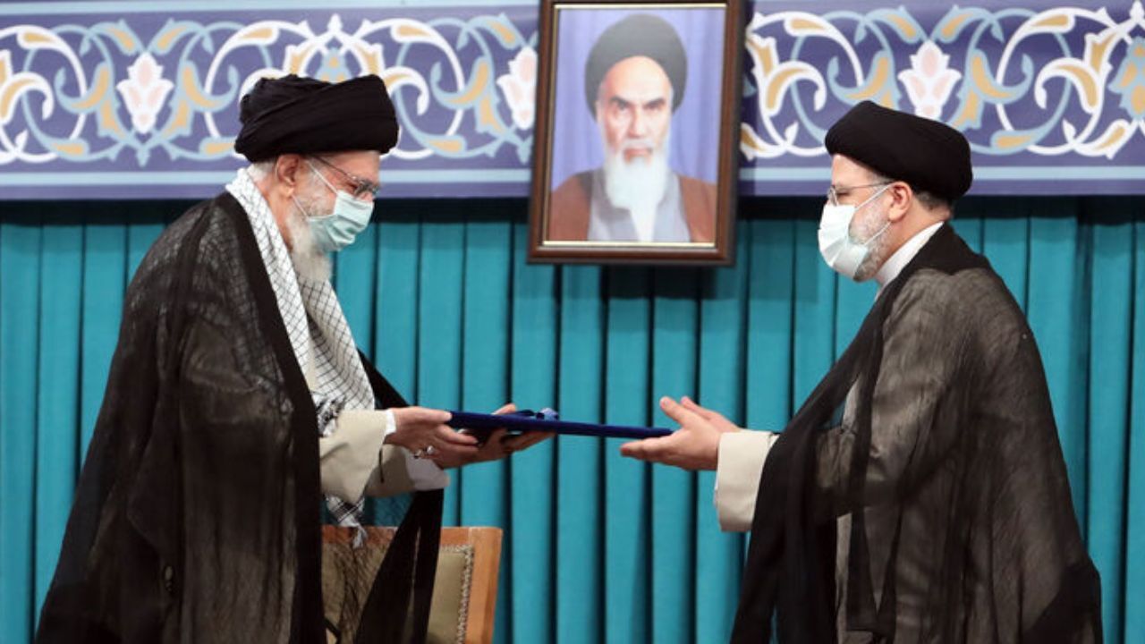 میدان دادن به جوانان، رفع موانع تولید، تقویت پول ملی و توانمندسازی مردم / ملّت در شرایطی پیچیده با حضور پُرمعنا و عزّت‌آفرین و با انتخاب‌شان، عزم راسخ خود را بر پیمودن مسیر نورانی انقلاب نشان دادند