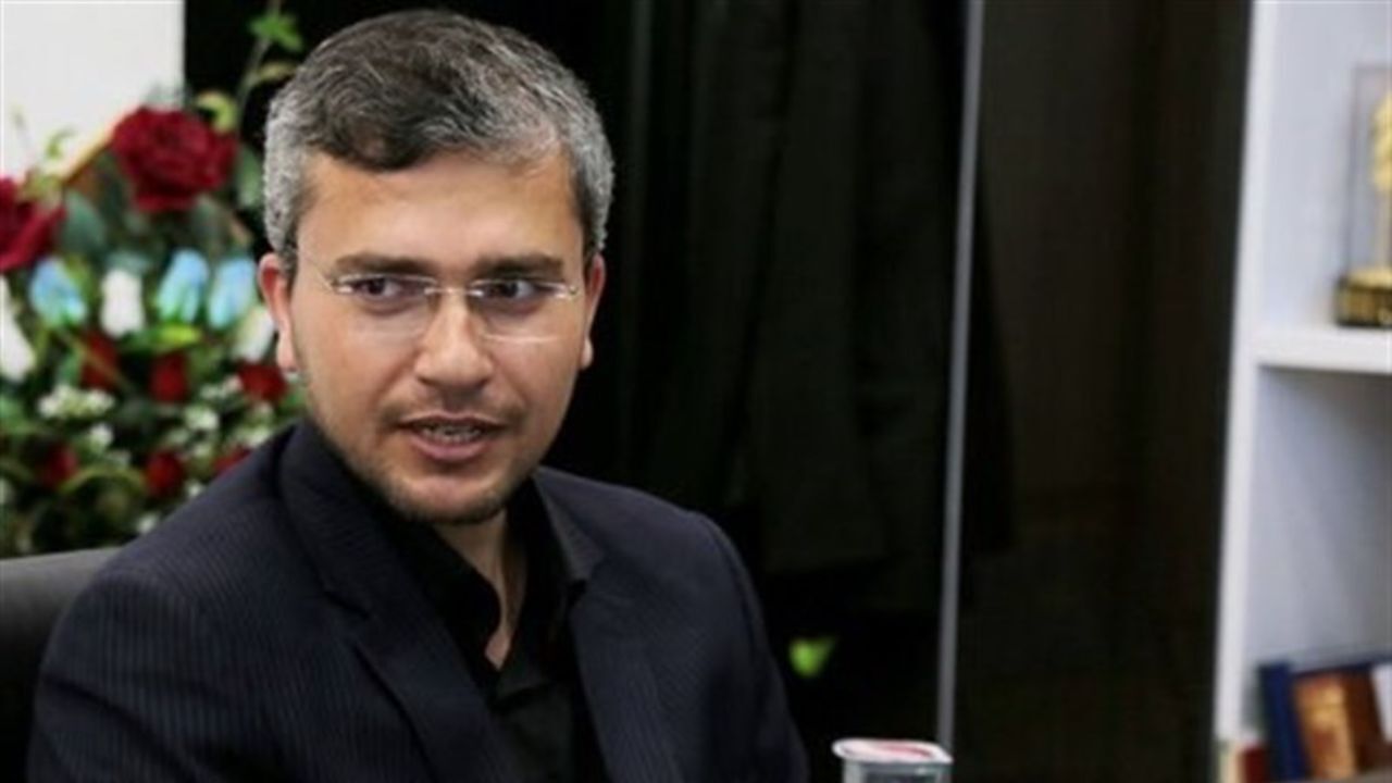 جریان‌های خارج از مجلس در حال دلالی برای رای‌آوری وزرا هستند / در شأن مجلس نیست که عده‌ای از فرصت اظهارنظر خود برای خواندن شعر استفاده کنند