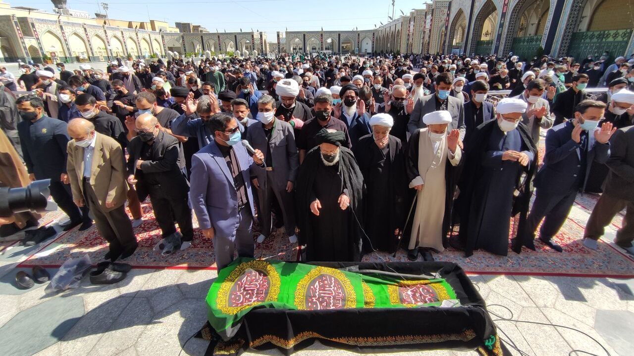 پیکر مرحوم علامه حکیمی در حرم رضوی تشییع و دفن شد