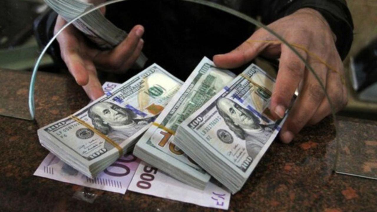 دلار باز هم عقب رفت