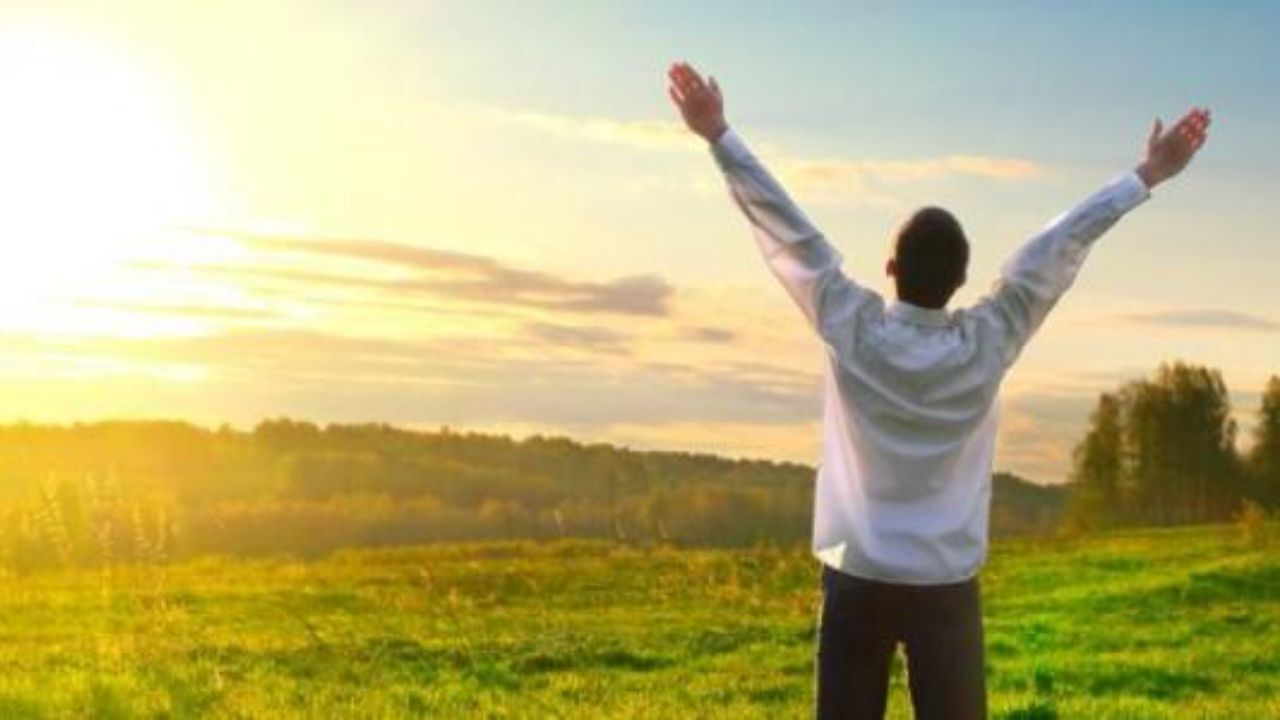 انسان در کدام مقطع سنی بیشترین احساس خوشبختی را دارد؟