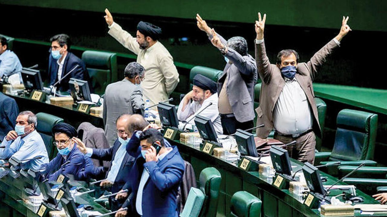 بعضی نمایندگان نمی‌دانند به چه طرحی داده‌اند/ اخبار را که می‌بینند متوجه می‌شوند چه کرده‌اند/ نمایندگان سایپا و ایران‌خودرو هر روز در مجلس حضور دارند/ چند حواله خودرو یا سفر خارجی می‌دهند دهان نمایندگان بسته می‌شود