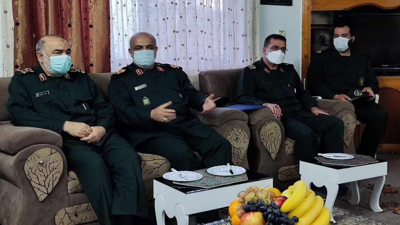 سردار حسین سلامی فرمانده کل سپاه پاسداران انقلاب اسلامی با خانواده سردار محمدعلی حق بین در شهرستان لنگرود دیدار کرد