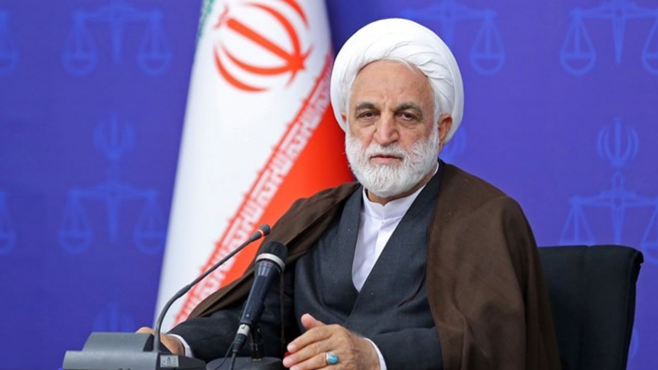 عبارت «من آیت‌الله نیستم» راه را بر چاپلوسان می بندد/ چاپلوسی عادت مذمومی است که در همه طیف‌های جامعه ریشه دوانده