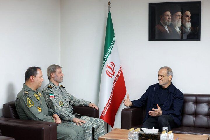 پزشکیان در دیدار با سرلشکر حاتمی: ارتش با آمادگی عملیاتی بالا اقتدار دفاعی کشور را به نمایش گذاشت