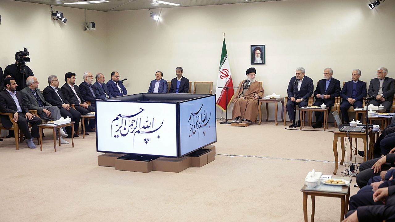 هیچگاه به برنامه‌ها و توصیه‌های غربی‌ها اعتماد نکنید/ شتاب حرکت علمی کشور به هیچ‌وجه کُند یا متوقف نشود/ ما از شاگردی کردن در علم ننگمان نمی‌آید، از «همیشه شاگرد ماندن» ننگمان می‌آید