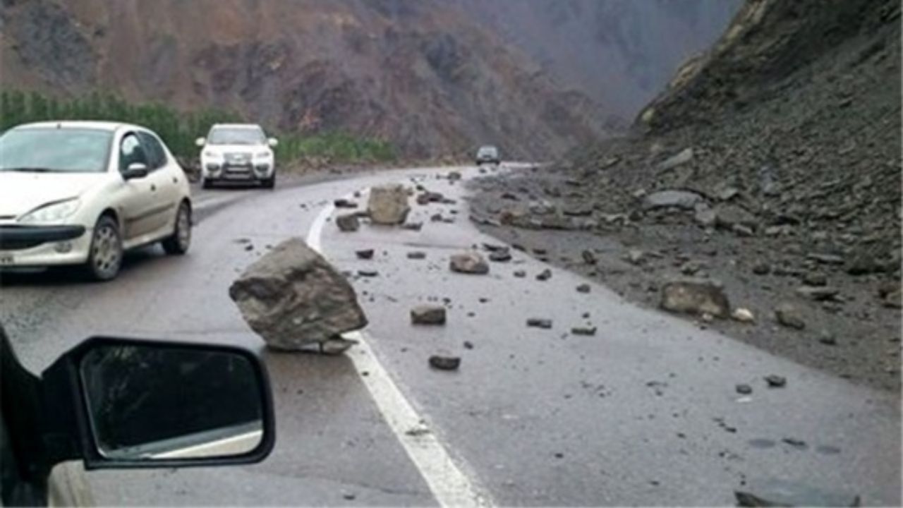 ریزش سنگ بر روی خودرو در جاده هراز حادثه آفرید
