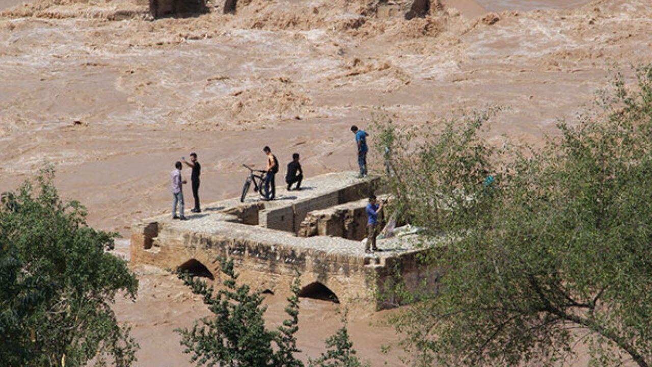 اعزام تیم‌های امداد و نجات آتش‌نشانی به مناطق سیل زده لرستان