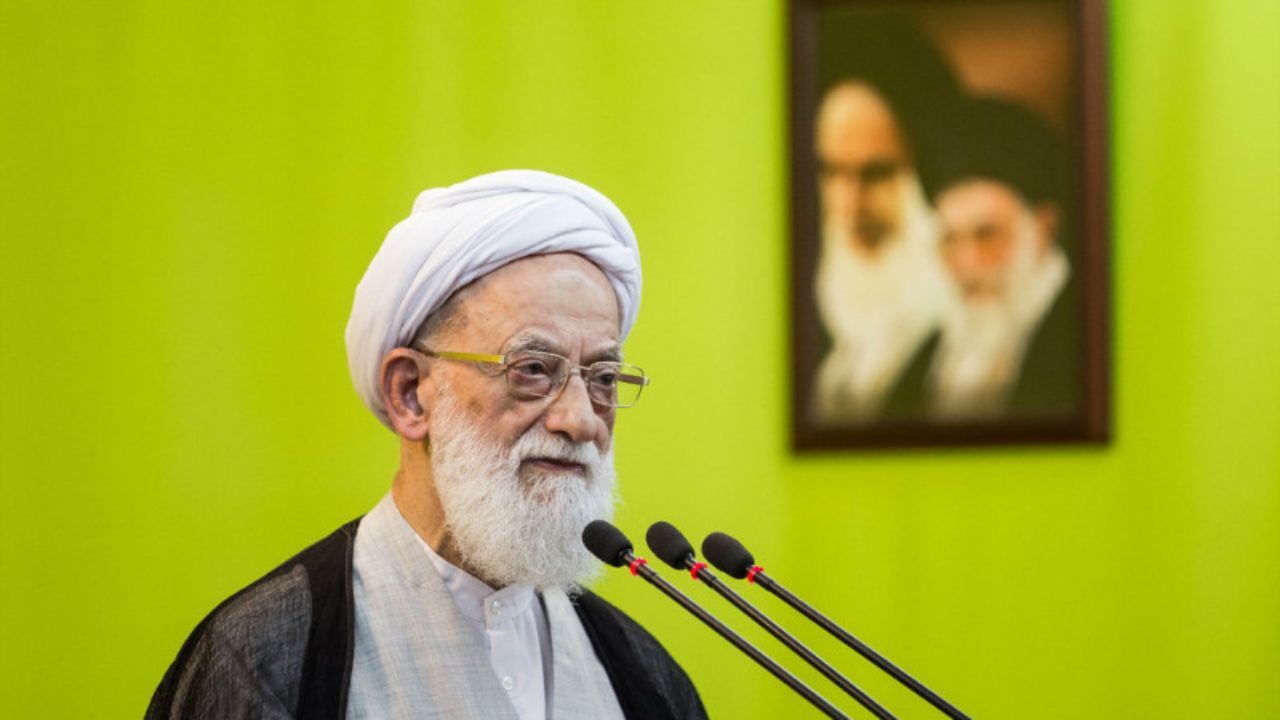 کسانی که فرار مالیاتی می‌کنند فعل حرام مرتکب می‌شوند/ دولت و مجلس باید جلوی رانت‌خواری‌ها را بگیرند/ نظام شاهنشاهی از نظام آلوده سعودی بدتر بود/ دشمن از تکه‌تکه کردن جامعه بهترین استفاده را می‌کند