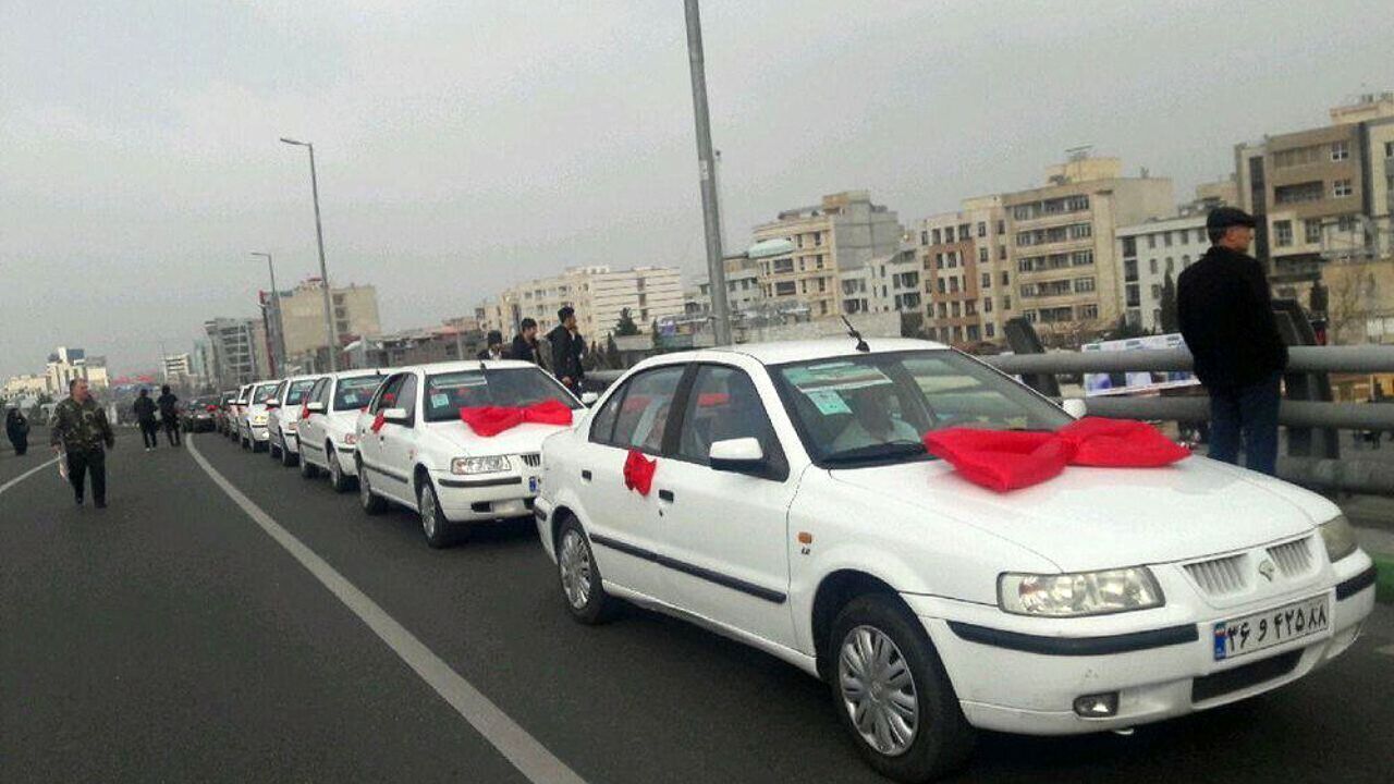 کاروان چهل عروس و داماد در مسیر راهپیمایی کرج + عکس